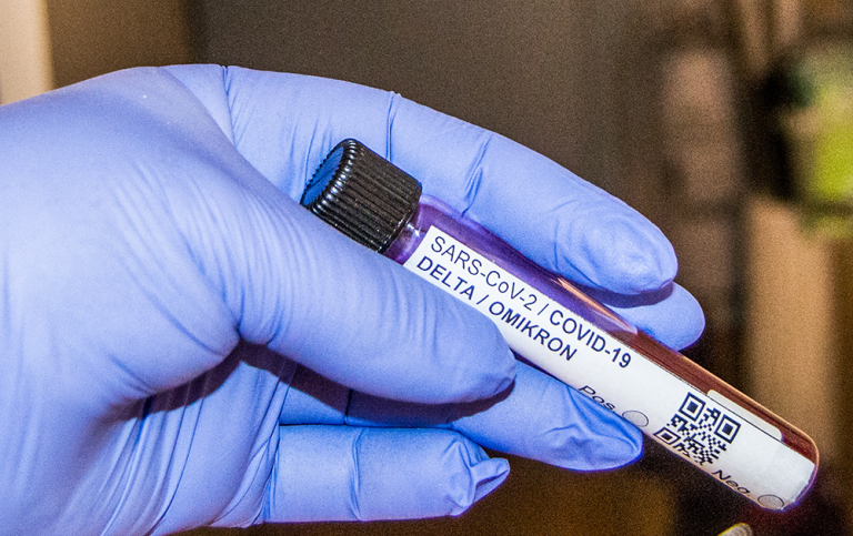 Hand som håller vaccindos